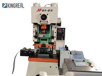 Maschine zur Herstellung von Decken-C-Kanalträgern